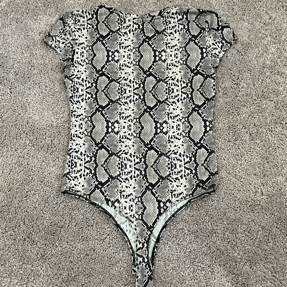 3/$20 🛍️ Rue 21 Snake Skin Bodysuit Size M